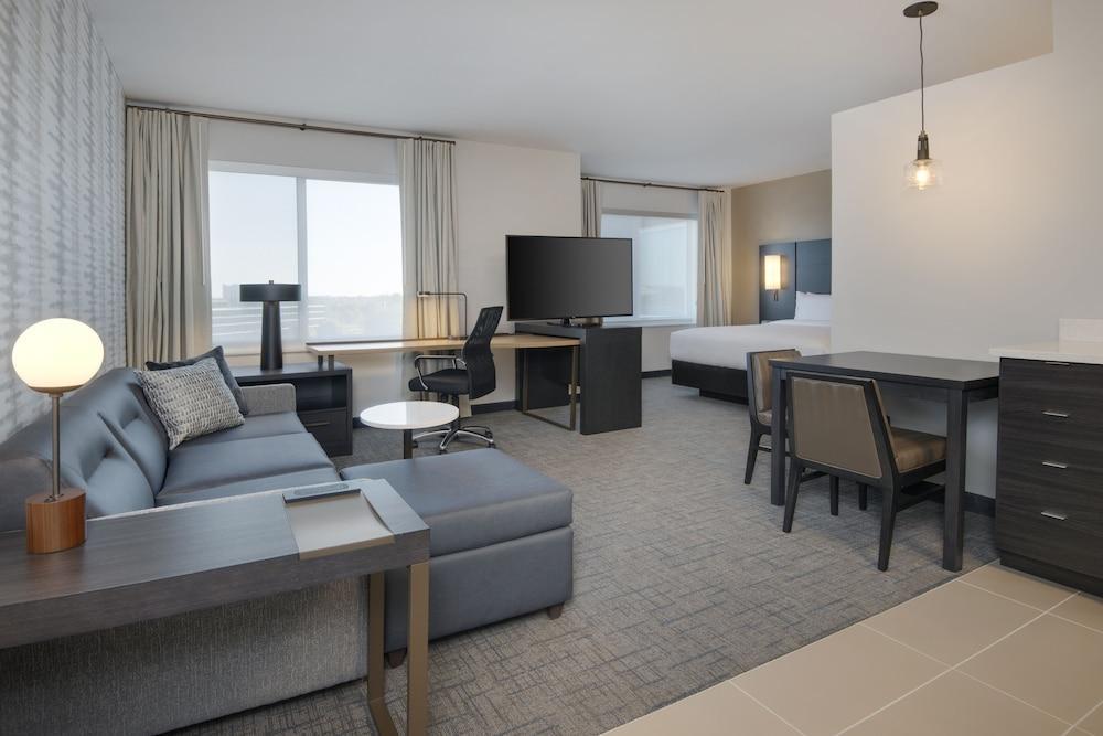 By Marriott Keystone Hotel Indianapolis